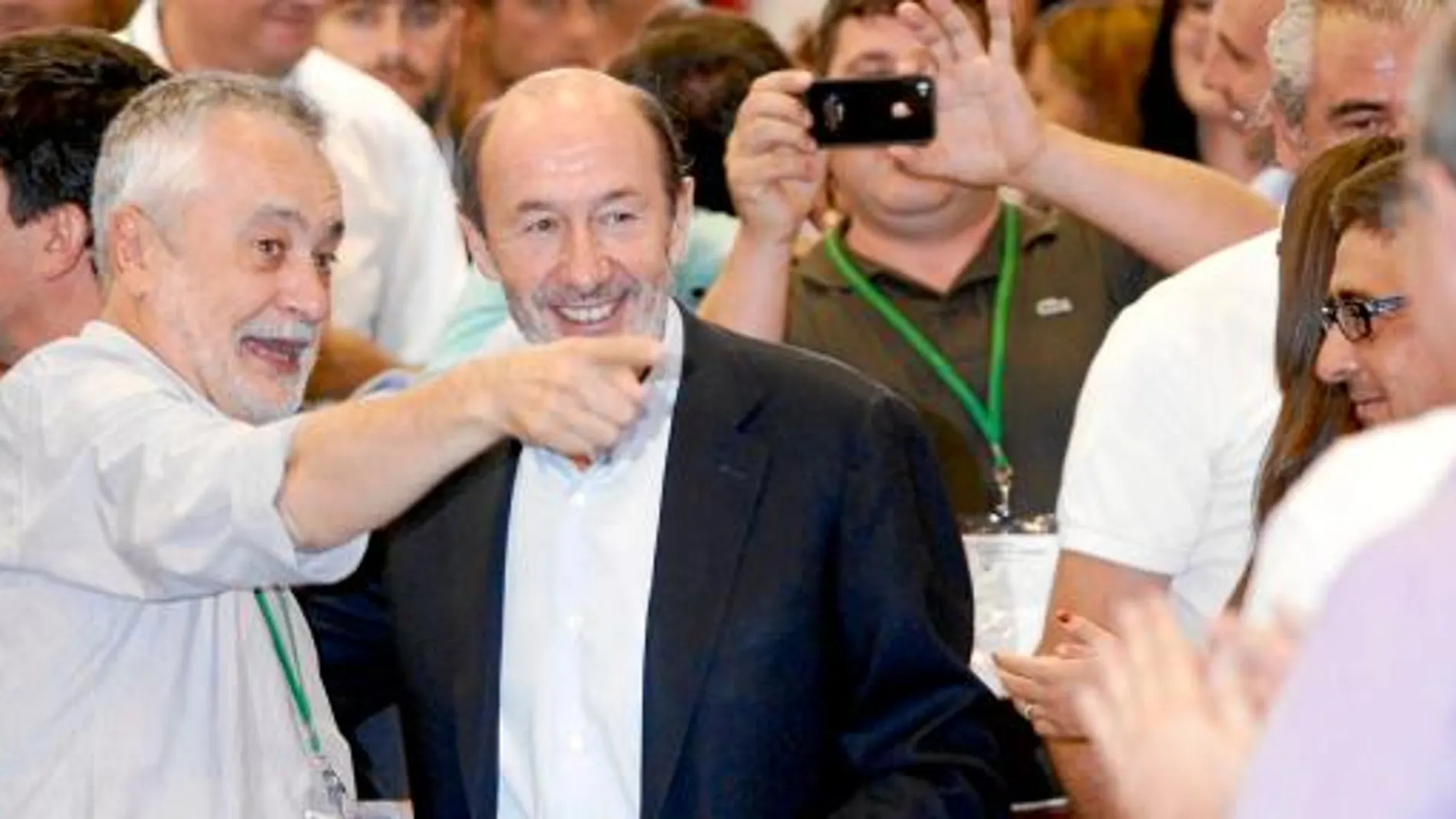Griñán sale de su congreso «tocado» y con un tercio del partido en contra