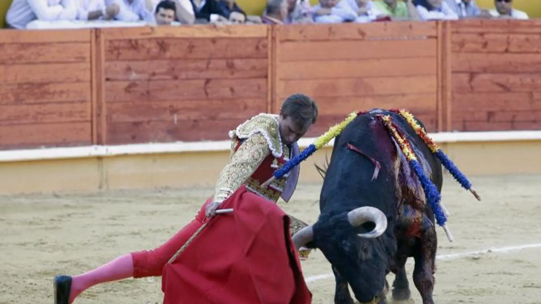 Manolo Sánchez se dobla con uno de sus toros de Los Bayones