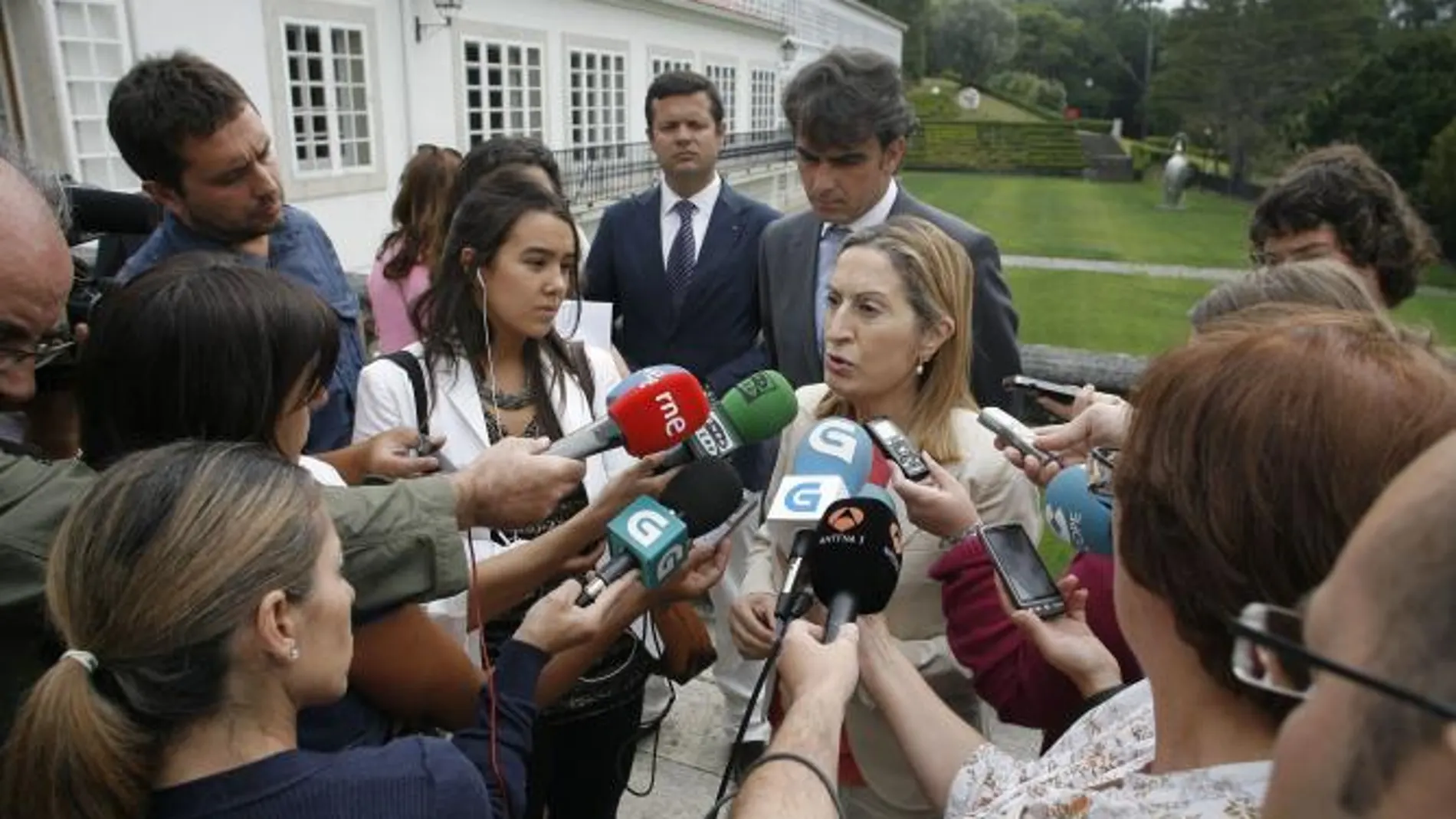 La ministra de Fomento, Ana Pastor, atendiendo a los medios de comunicación
