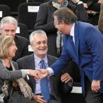 Tras no ir a la jornada inaugural y dar plantón a los andaluces y al Rey, el presidente de la Junta, José Antonio Griñán, apareció el sábado por el Estadio Olímpico. Se le vio sonriente y con ganas de solucionar diferencias.