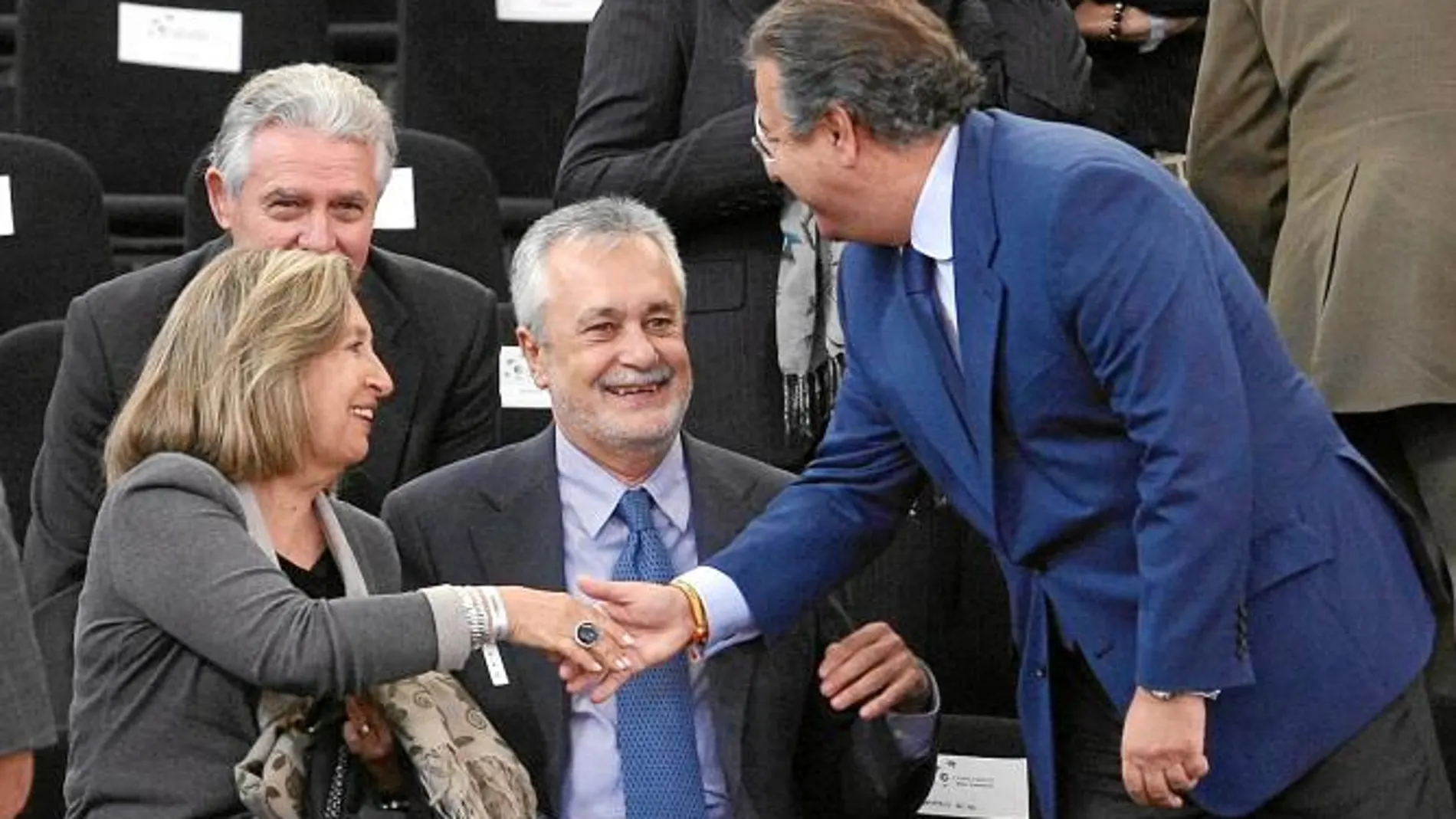 Tras no ir a la jornada inaugural y dar plantón a los andaluces y al Rey, el presidente de la Junta, José Antonio Griñán, apareció el sábado por el Estadio Olímpico. Se le vio sonriente y con ganas de solucionar diferencias.