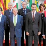 El presidente murciano, entre Rajoy y el Rey, antes de la celebración de la Conferencia de Presidentes.