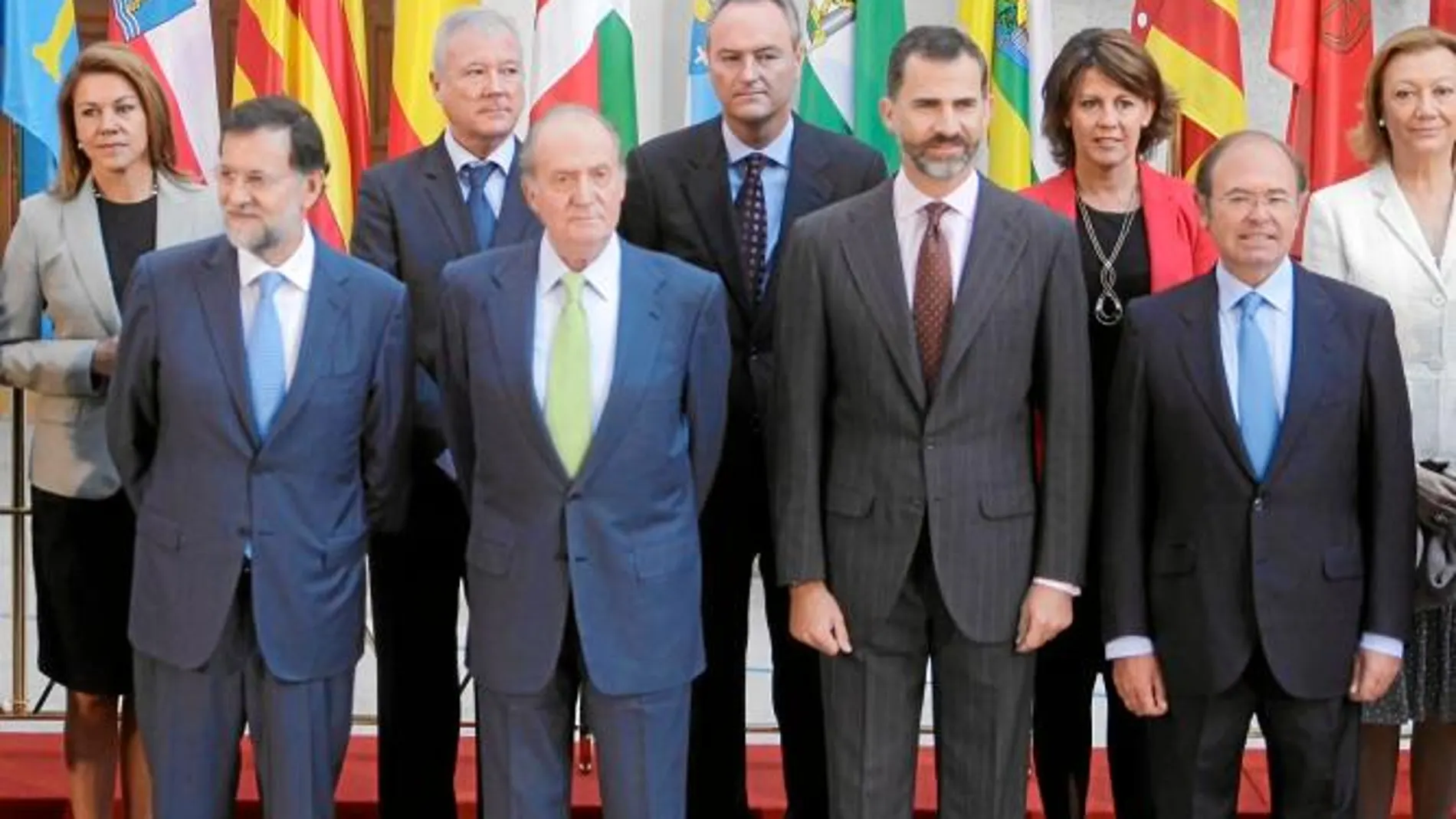 El presidente murciano, entre Rajoy y el Rey, antes de la celebración de la Conferencia de Presidentes.