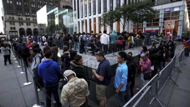 Colas en la tienda Apple de Nueva York para comprar el iPhone 5