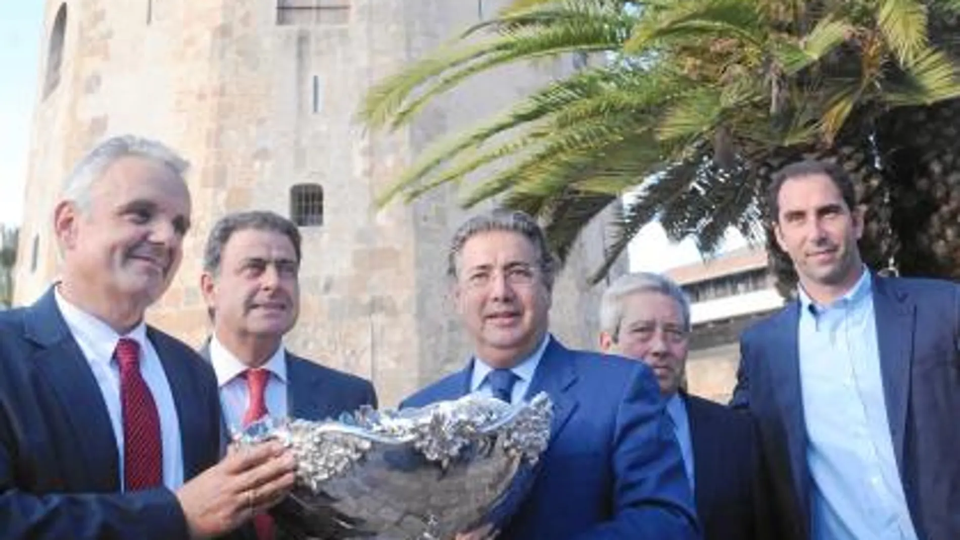 El alcalde, con el presidente de la Federación Española, sostiene la ensaladera tras llegar ésta a Sevilla