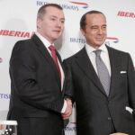 El presidente de Iberia, Antonio Vázquez, y el consejero delegado de British Airways, sellaron la fusión de ambas compañías el 30 de noviembre de 2010