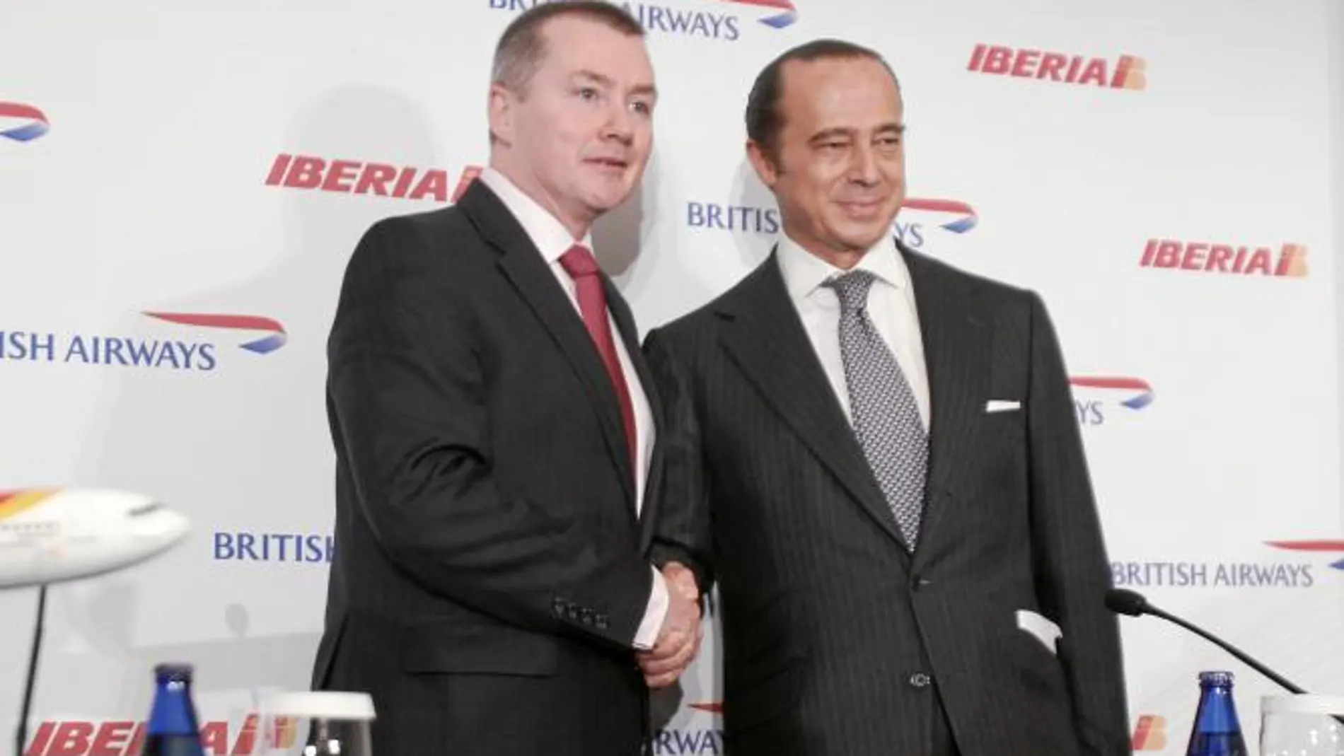 El presidente de Iberia, Antonio Vázquez, y el consejero delegado de British Airways, sellaron la fusión de ambas compañías el 30 de noviembre de 2010