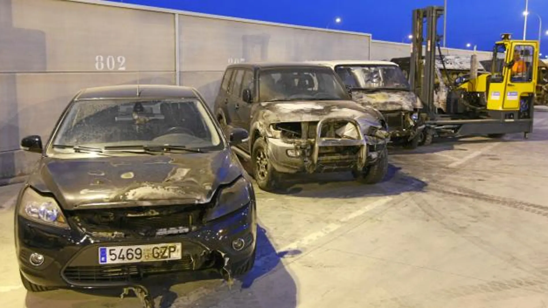 La Policía Judicial custodia los vehículos quemados en varios depósitos del Ayuntamiento de Madrid. En la imagen varios vehículos afectados en el depósito de Vicálvaro