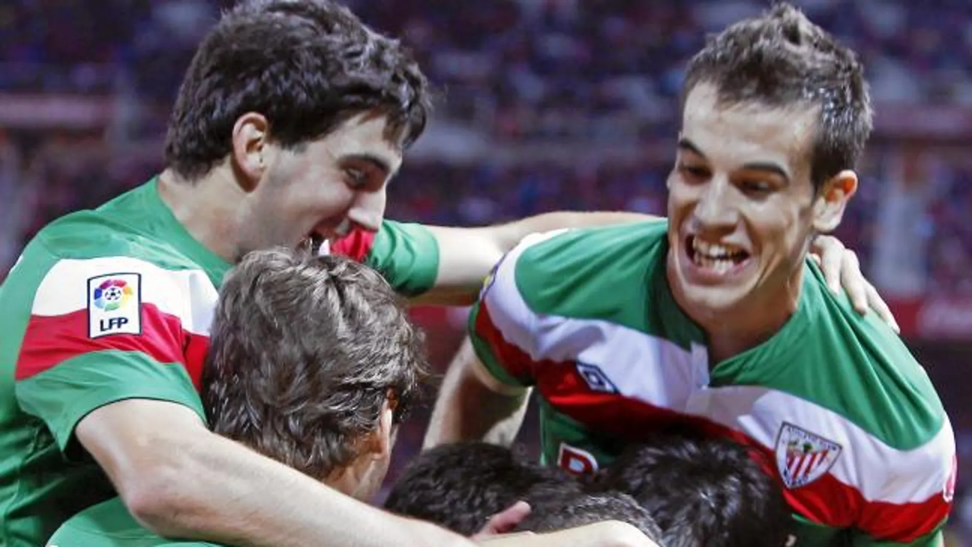 Los jugadores del Athletic celebran el gol marcado por De Marcos