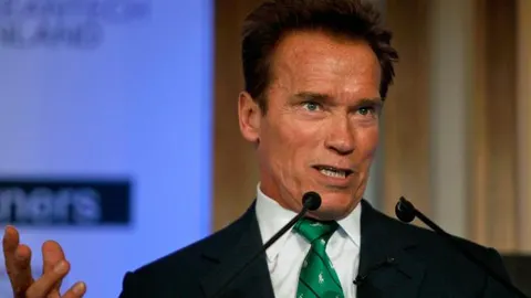 Schwarzenegger denuncia a una empresa rusa por fabricar un robot con su cara y su voz
