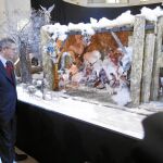 el belén «salado» del ayuntamiento de madrid se abrió ayer al público en el Palacio de Cibeles. El centro cultural alberga las más de 200 figuras y un paisaje nevado hecho con sal