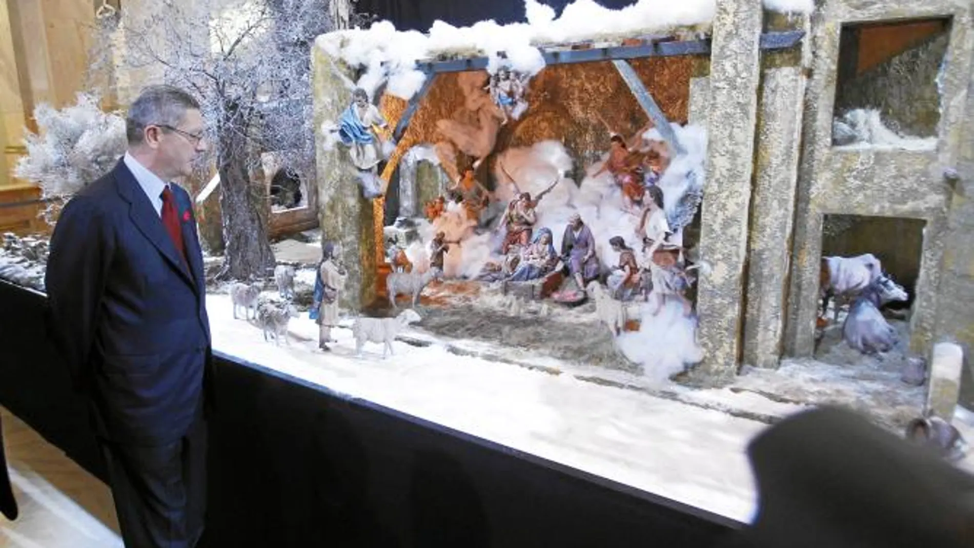 el belén «salado» del ayuntamiento de madrid se abrió ayer al público en el Palacio de Cibeles. El centro cultural alberga las más de 200 figuras y un paisaje nevado hecho con sal