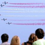 La patrulla Águila dibuja la bandera española ante miles de espectadores