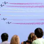 La patrulla Águila dibuja la bandera española ante miles de espectadores