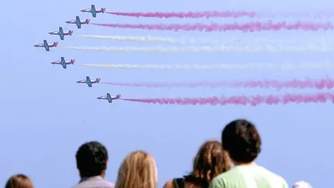 La patrulla Águila dibuja la bandera española ante miles de espectadores