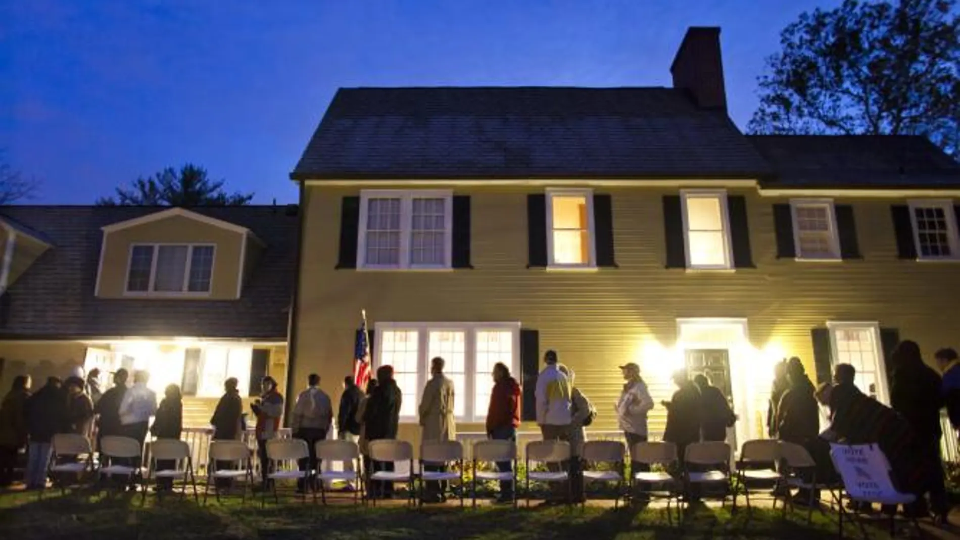Habitantes de Virginia hacen cola antes del amanecer para ejercer su derecho al voto