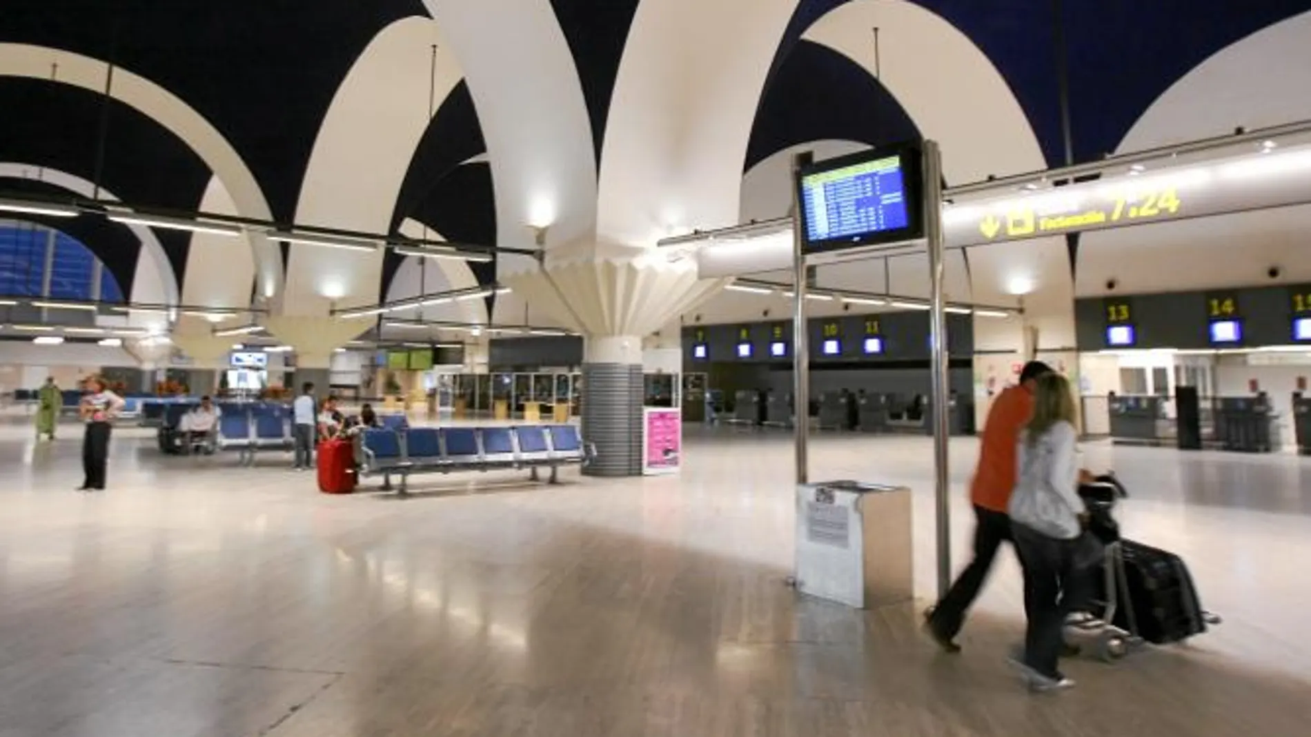 El aeropuerto hispalense de San Pablo, junto al de Málaga, constituye el principal eje aéreo de la comunidad autónoma