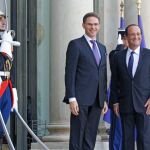 El primer ministro finlandés, Jyrki Katainen y el presidente francés, Francois Hollande