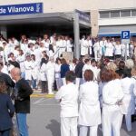 Médicos protestan ante la puerta de un centro sanitario en Cataluña