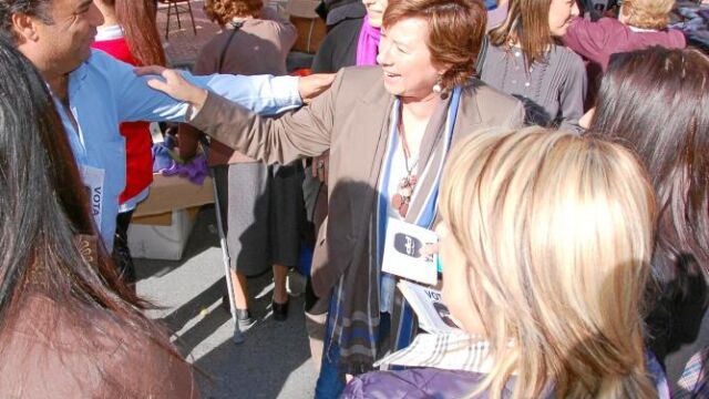 La cabeza de lista del PP al Congreso, Pilar Barreiro, recorrió las calles de Alhama para dar a conocer las propuestas de su partido, tras mantener un encuentro con la empresa El Ciruelo