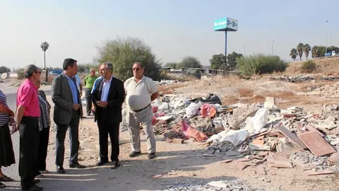 Juan Espadas se desplazó hasta los terrenos afectados en la barriada de Padre Pío