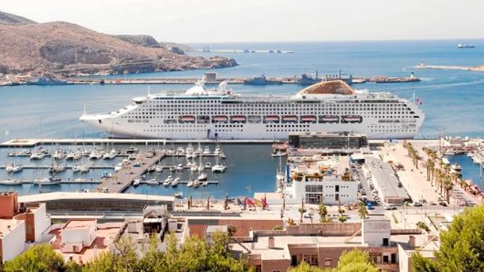 El puerto de la ciudad cartagenera aspira a pasar a ser un polo de salida y destino de cruceros después de su buen rendimiento como zona de escala para descanso de los turistas