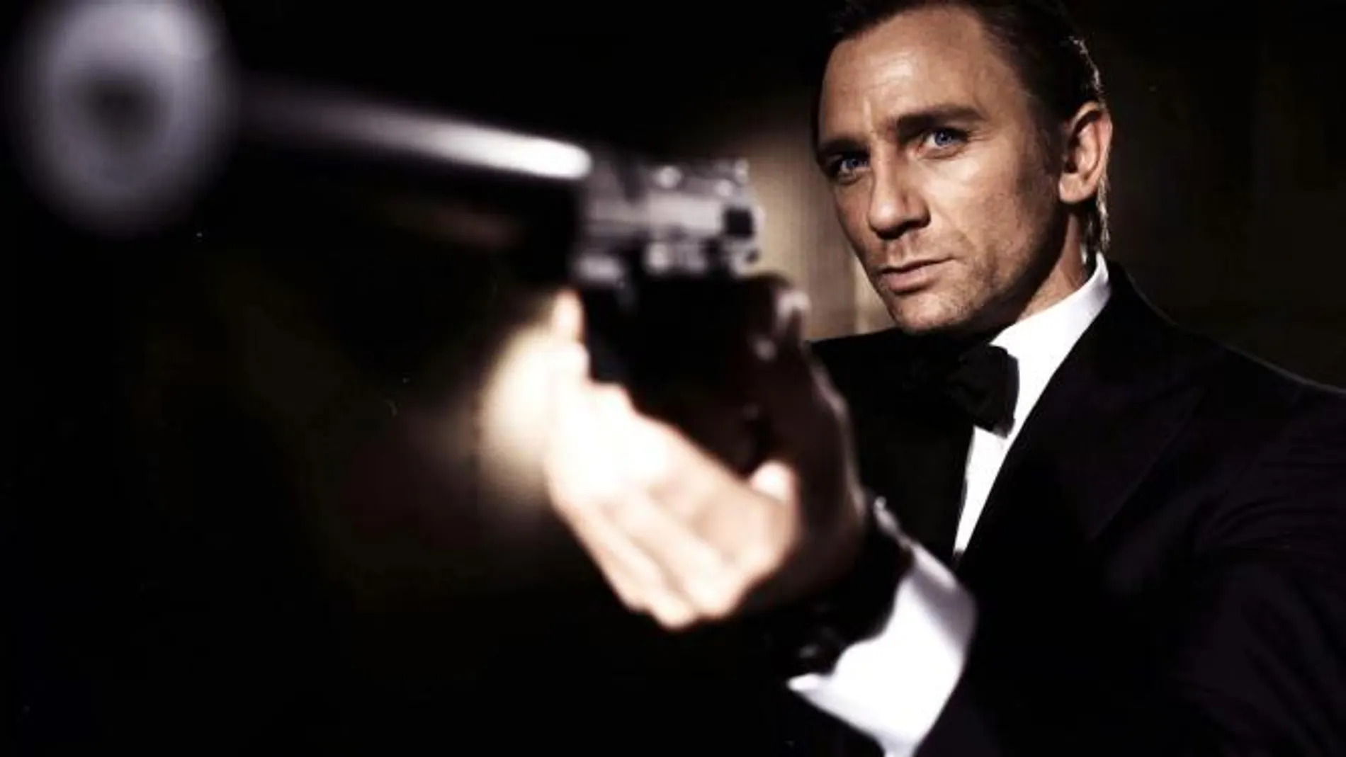 Daniel Craig interpretando a James Bond