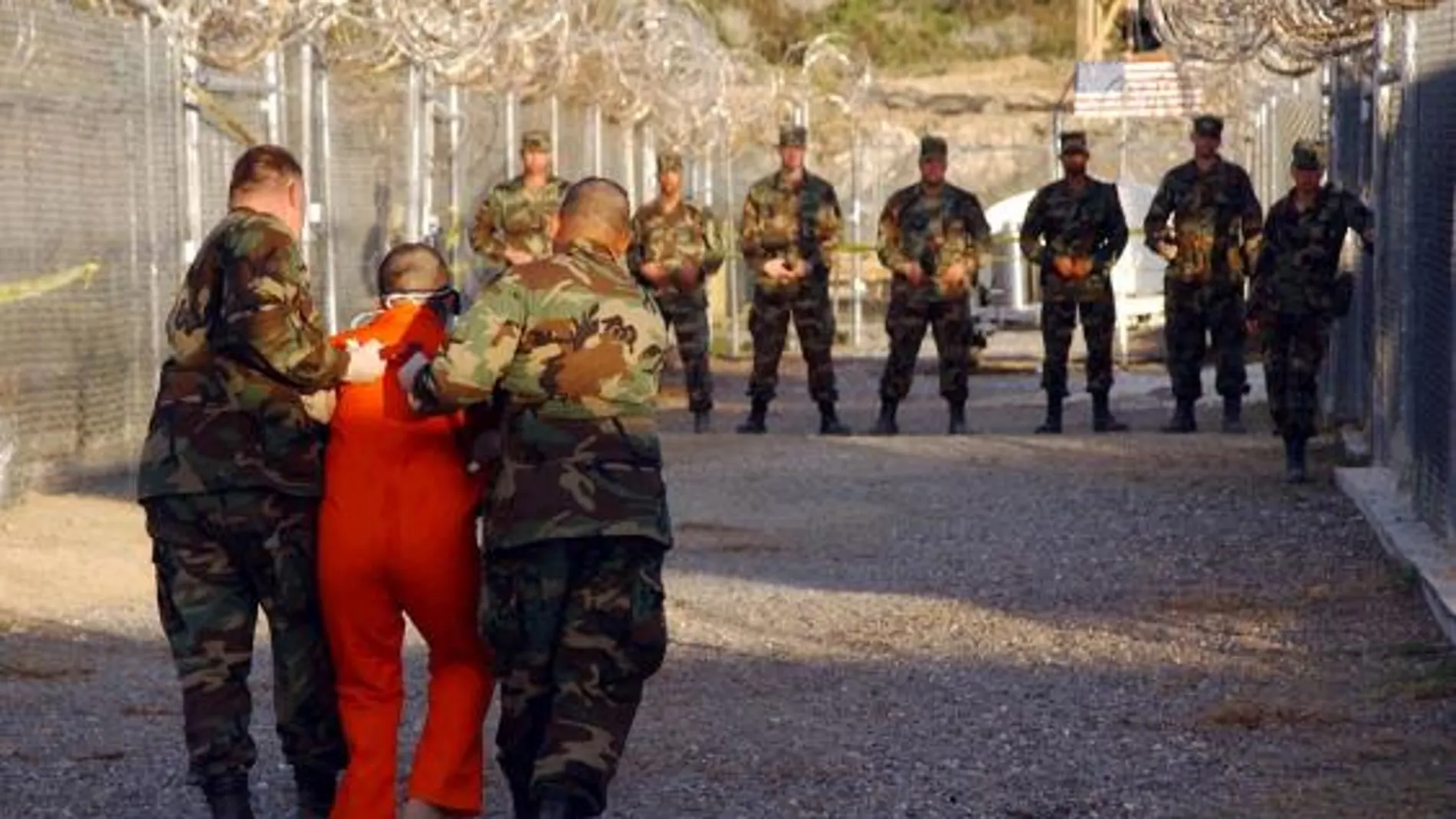 Un preso es trasladado por soldados norteamericanos dentro de la prisión de Guantánamo