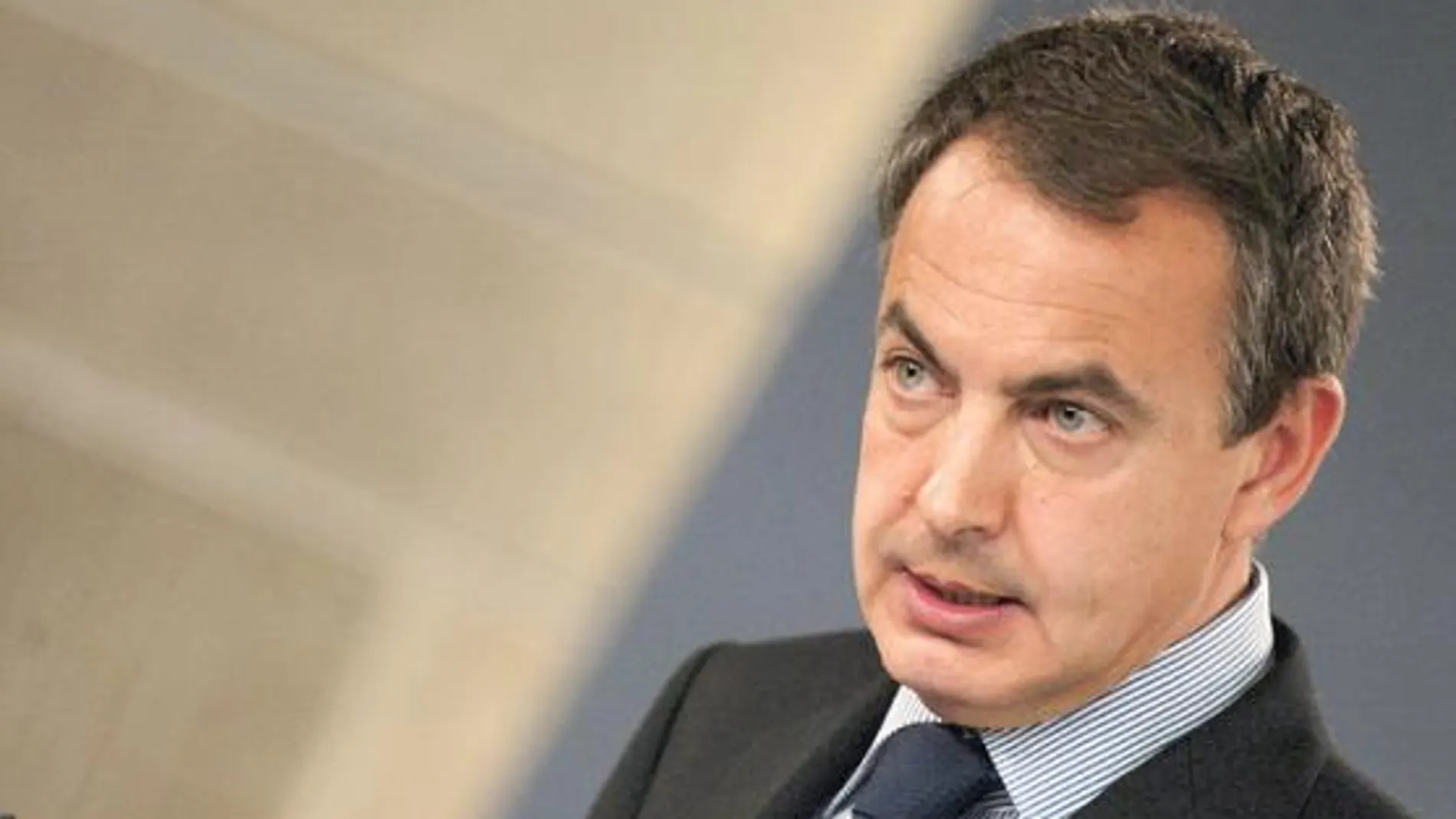 Zapatero afronta la crisis con mayor gasto público