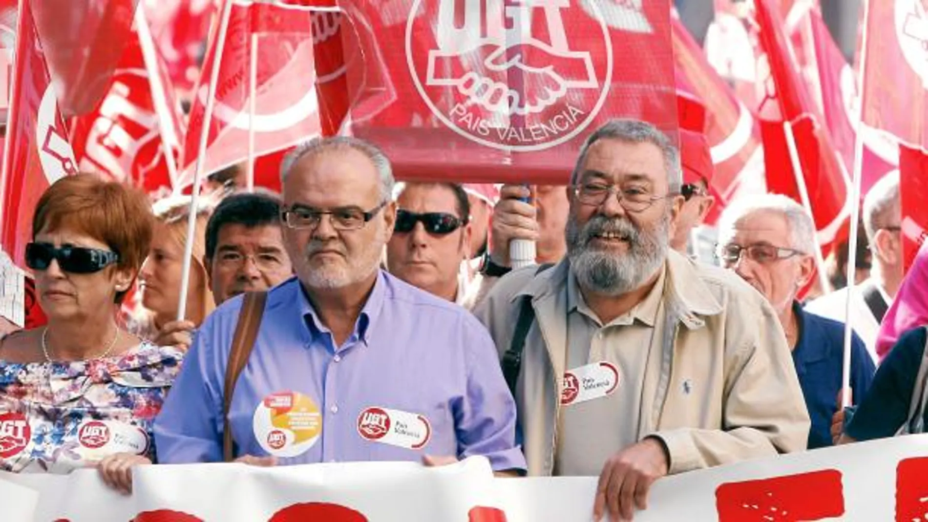 Méndez (dcha), asistió a la manifestación junto al secretario general de UGT-PV, Conrado Hernández