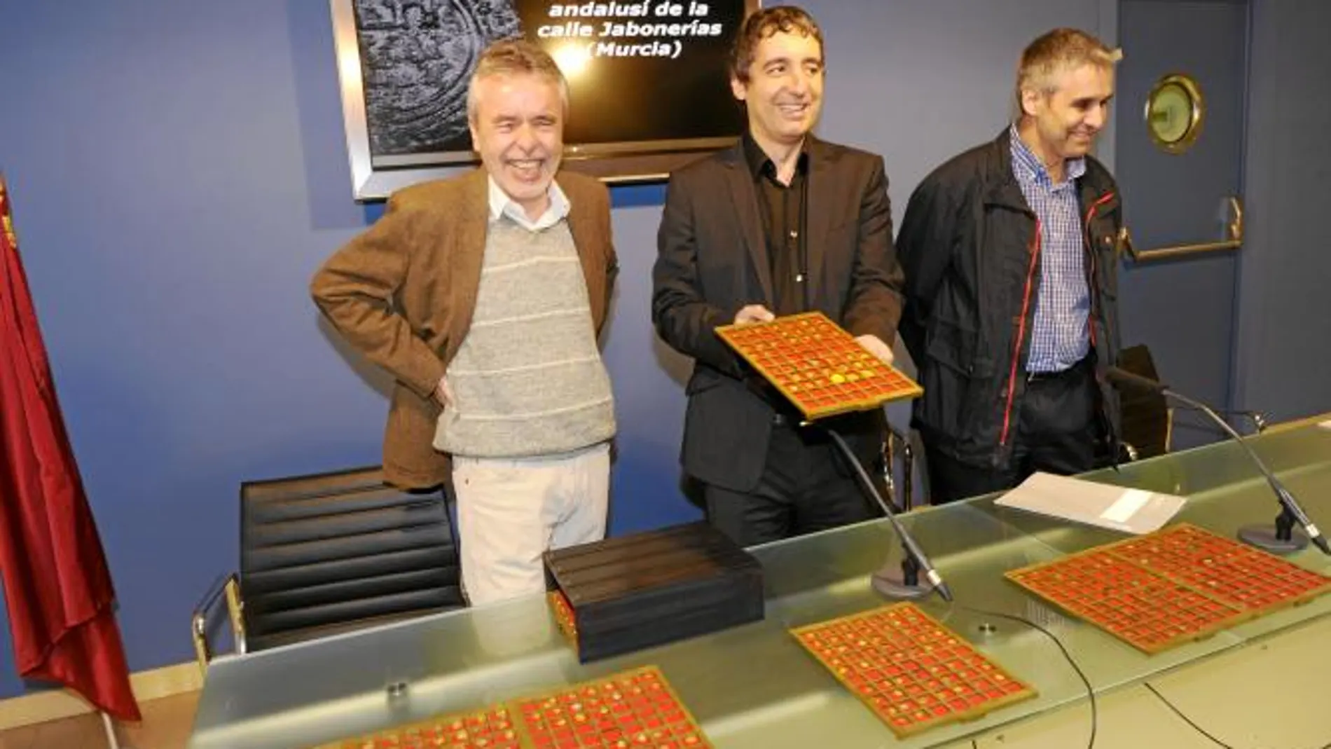 Francisco Giménez y Pedro Alberto Cruz (centro), en la presentación de las 423 monedas halladas