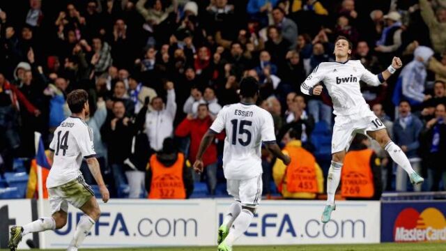 El centrocampista alemán del Real Madrid, Mezut Ozil (d), celebra con sus compañeros, Xavi Alonso (i) y el ghanés, Essien, el segundo gol del equipo madridista