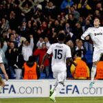 El centrocampista alemán del Real Madrid, Mezut Ozil (d), celebra con sus compañeros, Xavi Alonso (i) y el ghanés, Essien, el segundo gol del equipo madridista