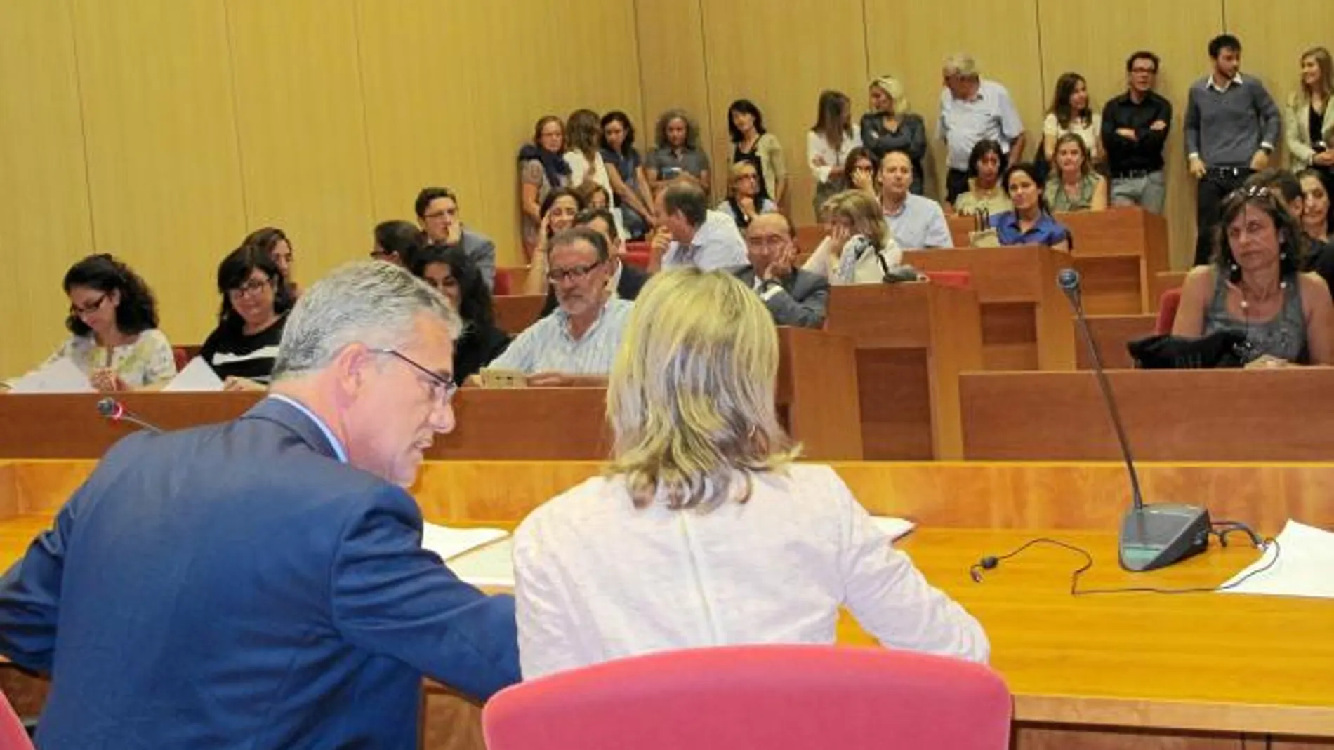 El juez decano, Pedro Viguer, se dirige a sus compañeros en la Junta General