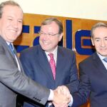 Jesús Terciado, Antonio Silván y José Benito Suárez durante la firma del convenio