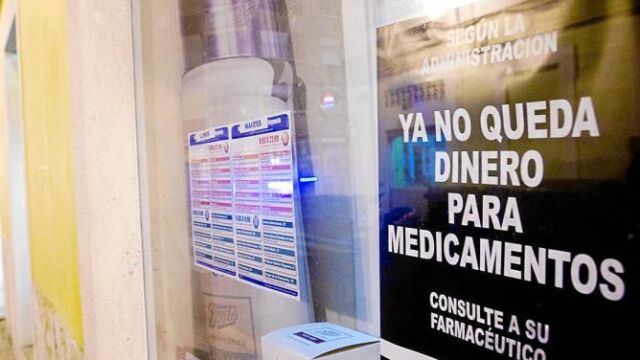 Algunas farmacias aún mostraban ayer el cartel en el que denunciaban los retrasos en los pagos de facturas pendientes