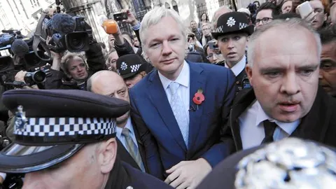 Julian Assange abandona el Tribunal Superior de Londres tras conocer el veredicto