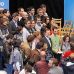 Rajoy rodeado de periodistas, ayer, al llegar al Palacio de Congresos de Oviedo