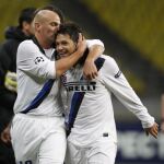Cambiasso felicita a Zárate tras marcar el gol de la victoria del Inter