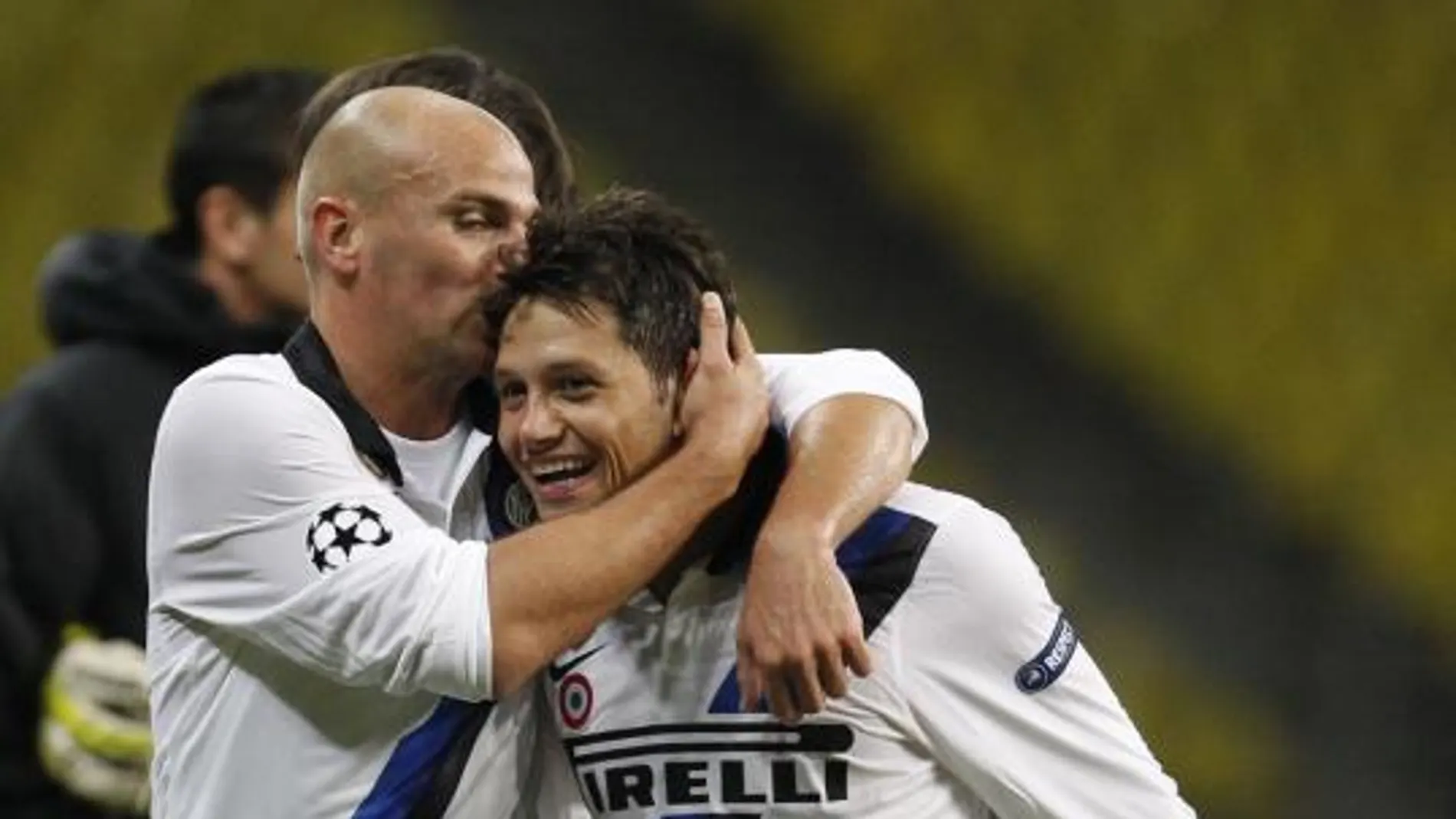 Cambiasso felicita a Zárate tras marcar el gol de la victoria del Inter