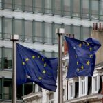 Banderas europeas ondean cerca del edificio del Consejo de Europa en Bruselas