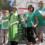 Un grupo de docentes, ayer, frente a la Consejería de Educación