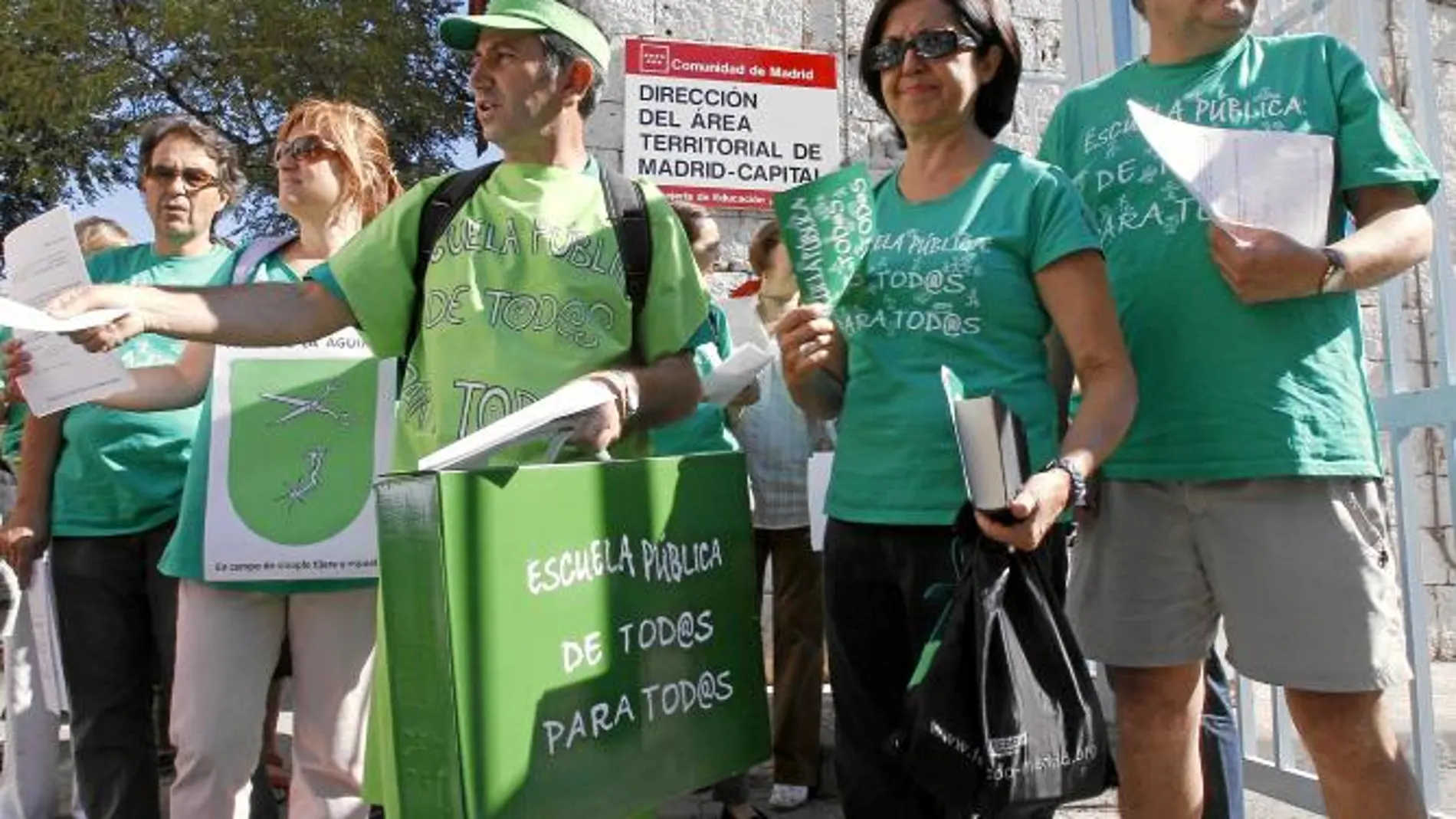 Un grupo de docentes, ayer, frente a la Consejería de Educación