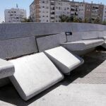 LOS VECINOS QUIEREN UNA SOLUCIÓN RÁPIDA. Los desperfectos son múltiples: fuentes sin funcionar, escaleras mecánicas estropeadas, bancos rotos, materiales sin retirar y hasta una zona colindante a un colegio sin vallar