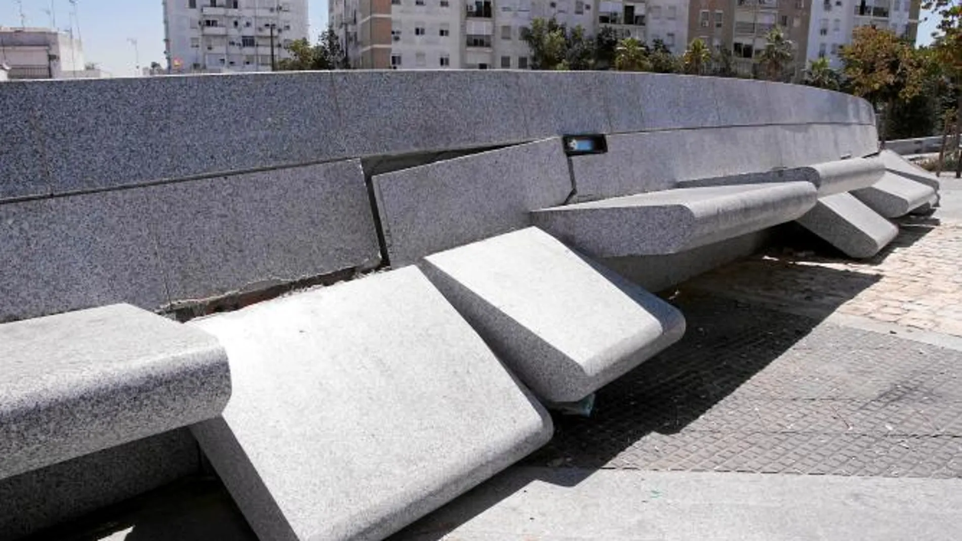 LOS VECINOS QUIEREN UNA SOLUCIÓN RÁPIDA. Los desperfectos son múltiples: fuentes sin funcionar, escaleras mecánicas estropeadas, bancos rotos, materiales sin retirar y hasta una zona colindante a un colegio sin vallar