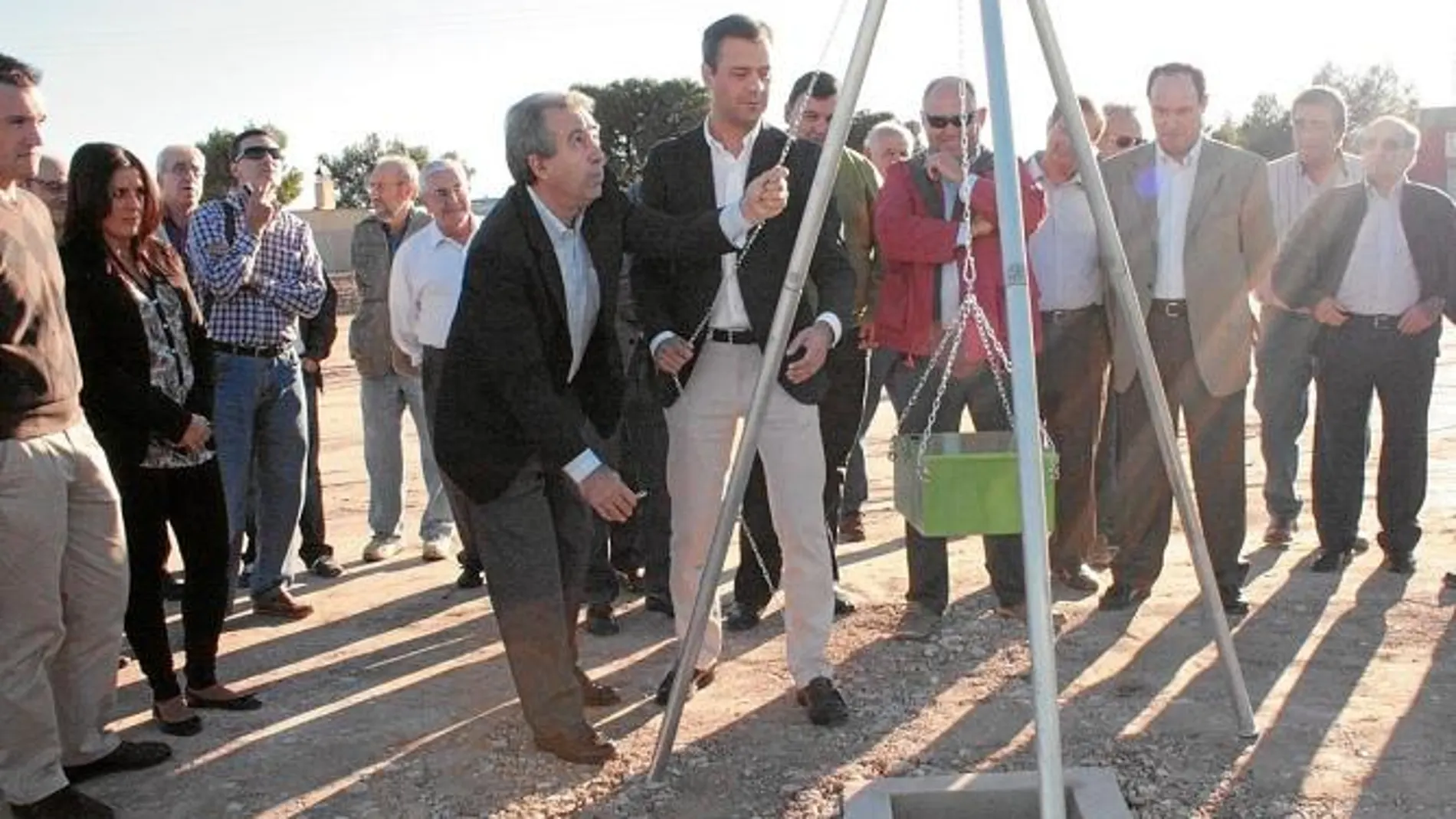 El consejero Cerdá y el alcalde Ortuño pusieron ayer la primera piedra del embalse en Yecla