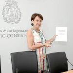 La concejal de Hacienda de Cartagena, Fátima Suanzes, muestra el documento de presupuestos para 2011