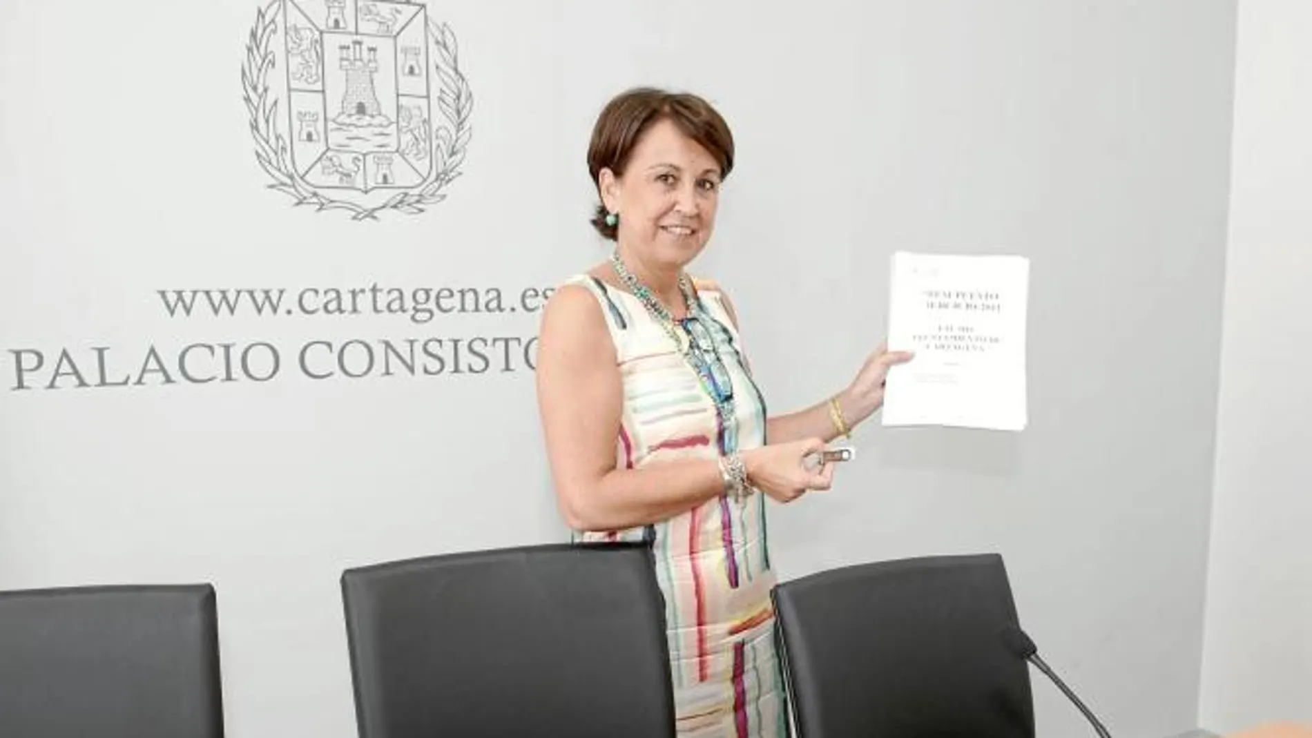 La concejal de Hacienda de Cartagena, Fátima Suanzes, muestra el documento de presupuestos para 2011