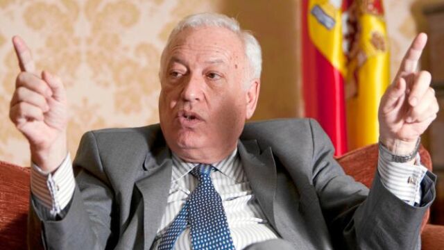 Fue diputado en el Congreso desde 1977. En 1994 comenzó su etapa como eurodiputado