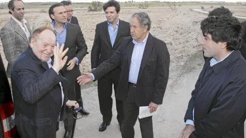 Mr Adelson pone un pie en «sus» terrenos